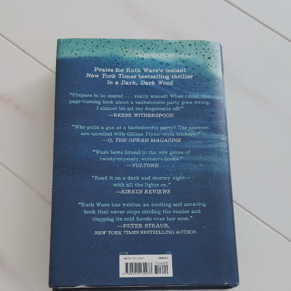 The Woman in Cabin 10 Book - Picture 3 of 6
